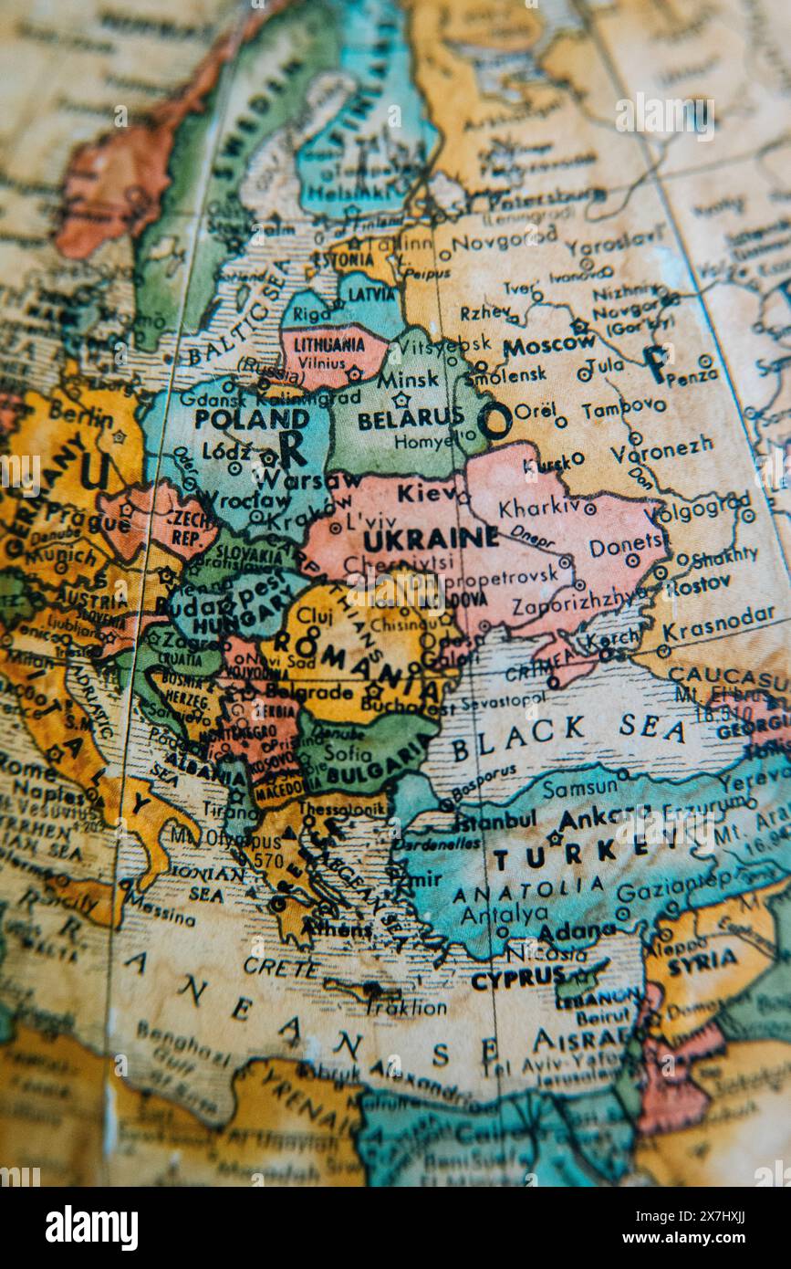Ein Vintage-Globus, der die detaillierte Geographie Osteuropas zeigt und Länder wie die Ukraine, Polen, Russland und die umliegenden Regionen hervorhebt. Stockfoto