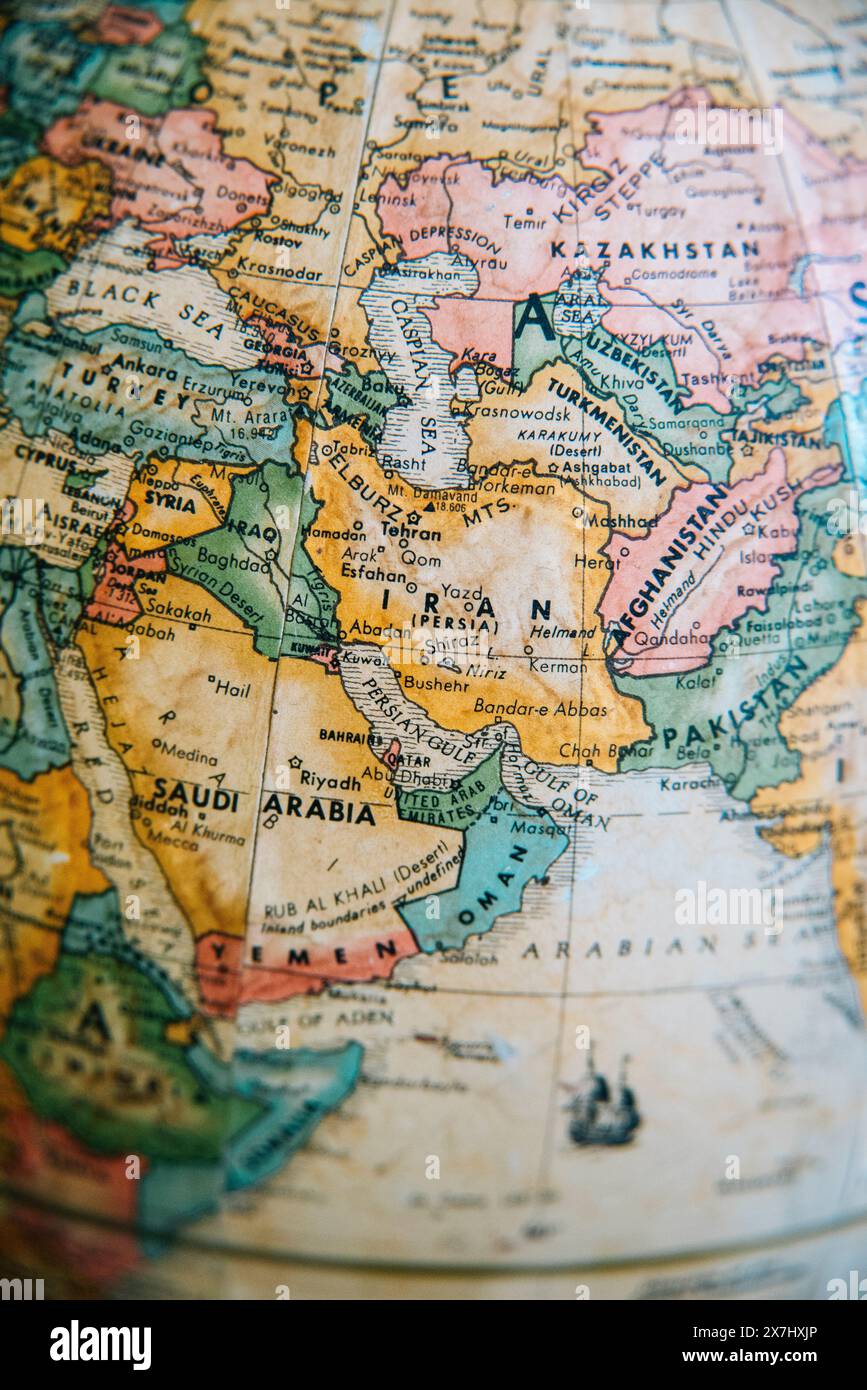 Eine detaillierte Vintage-Weltkarte, die den Nahen Osten, einschließlich Iran, Irak, Afghanistan und umliegenden Regionen, beleuchtet. Stockfoto