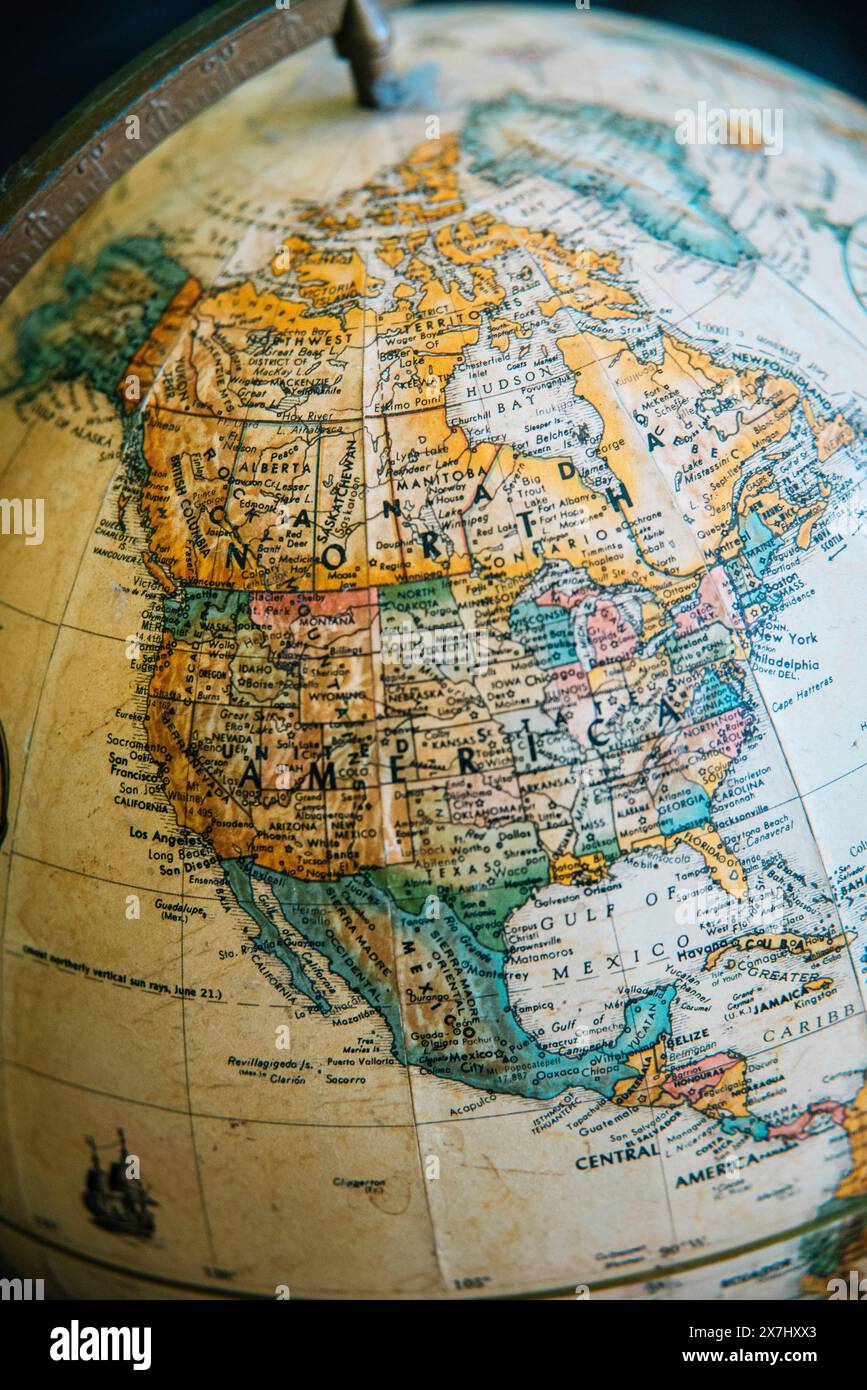 Vintage-Globus mit detaillierten Kartenabbildungen und historischem Design, die Nordamerika, Südamerika und die umliegenden Regionen hervorheben. Stockfoto
