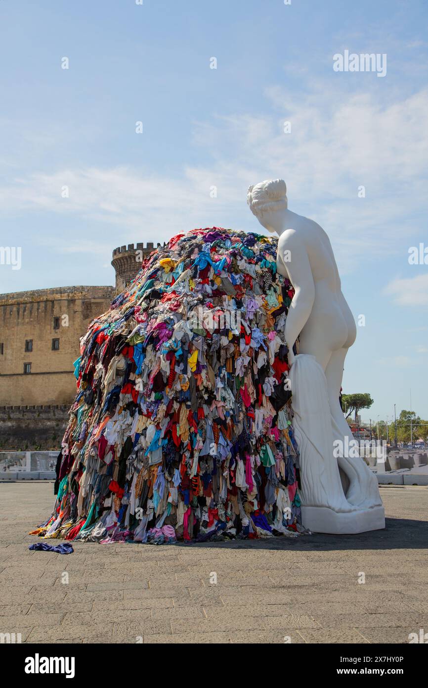 Michelangelo Pistolettos 'Venere degli Stracci' auf der Piazza Municipio von Neapel, die klassische Kunst mit modernen Elementen verbindet Stockfoto