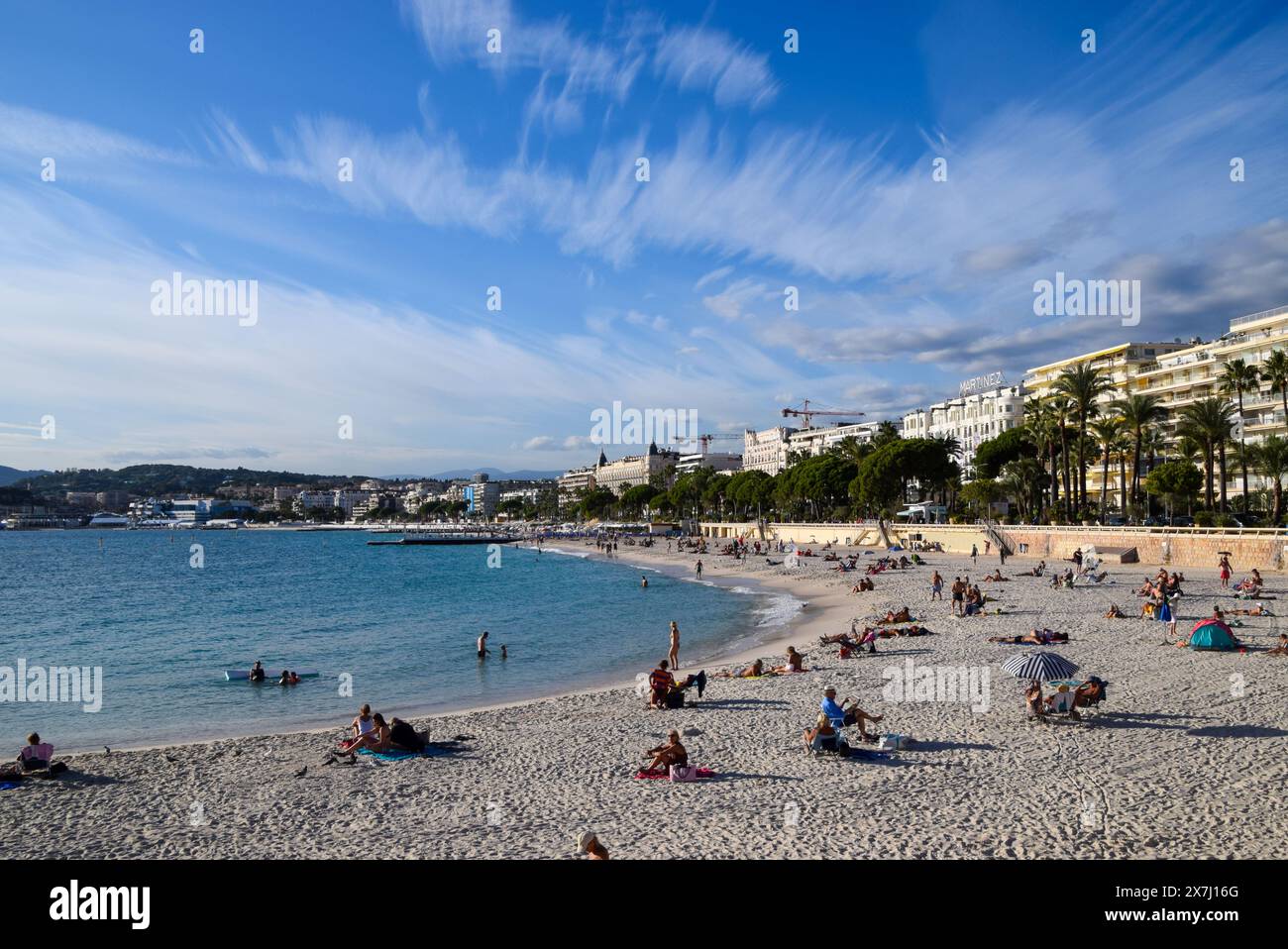 Juan Les Pins, Frankreich. Oktober 2019. Die Leute sonnen sich am Strand in Cannes neben La Croisette, Südfrankreich. Quelle: Vuk Valcic / Alamy Stockfoto