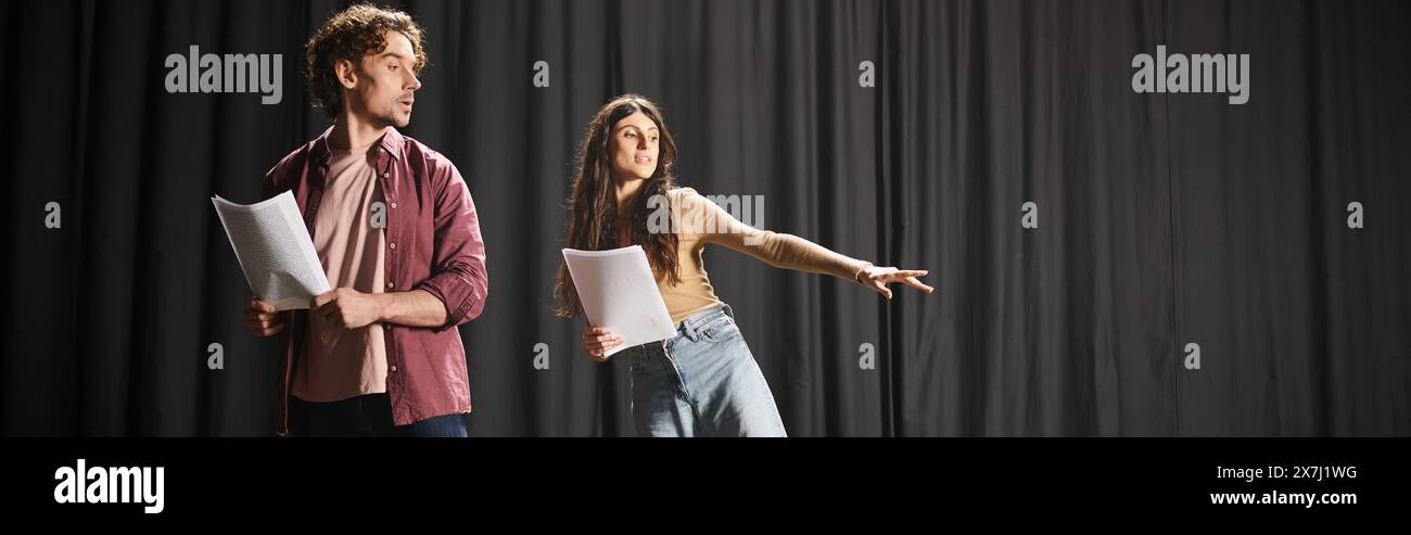 Mann und Frau stehen bei Theaterproben zusammen auf der Bühne. Stockfoto