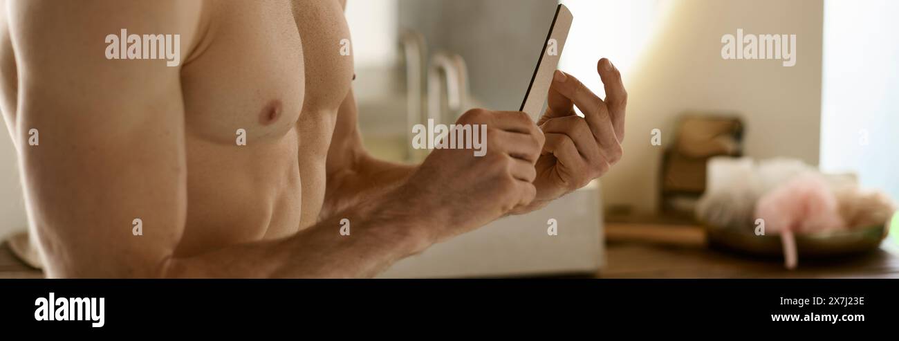 Ein Mann, der zu Hause eine Nagelfeile hält. Stockfoto