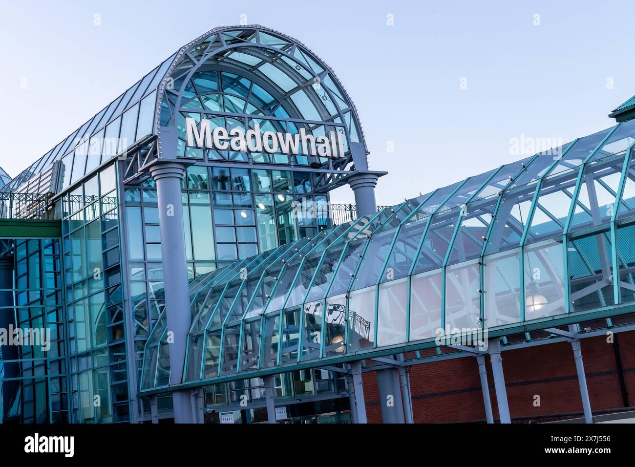 Das Bild zeigt den Vordereingang des Meadowhall Shopping Centre in Sheffield, Großbritannien Stockfoto