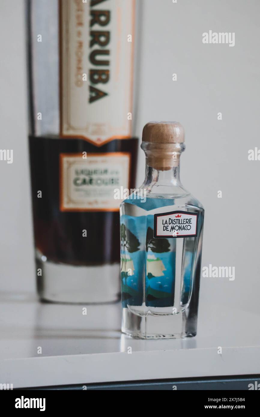 Nizza, Frankreich - 16. Juni 2023: Kleine Flasche Gin 'Distillery of Monaco', Nahaufnahme Stockfoto
