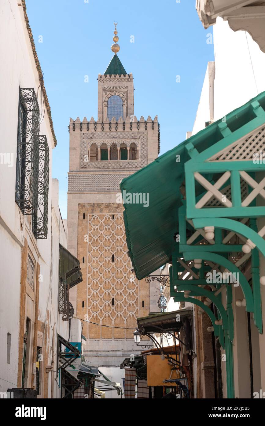 Tunis, Tunesien. 4. Mai 2024 architektonische Details des Minaretts der Al-Zaytuna Moschee, einer großen Moschee im Zentrum der Medina von Tunis, Teil der Th Stockfoto