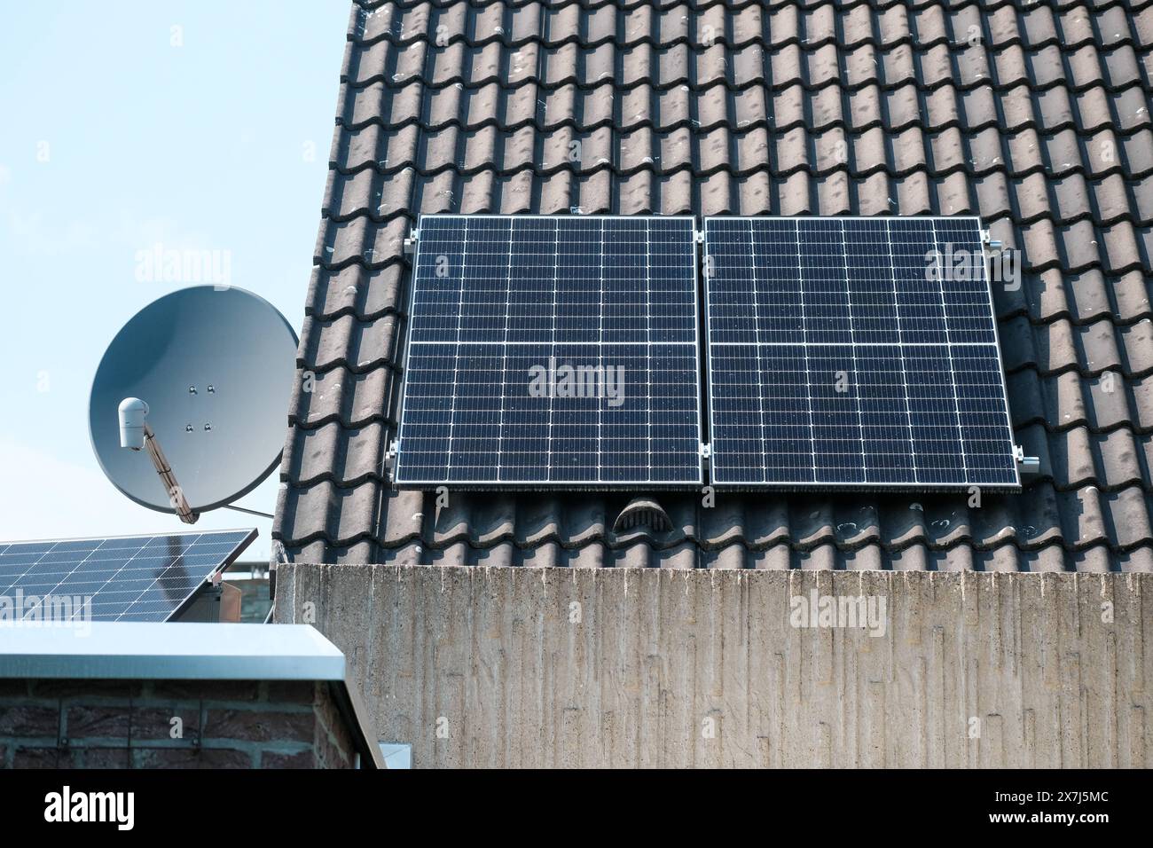 Dormagen 20.05.2024 Solardach Solarpaneele Solarmodul Hausdach Stromerzeugung Stromgewinnung Solarstrom Photovoltaikanlage Energiehaushalt Niedrigenergiehaus Photovoltaik KfW-Kredit Dachgeschosswohnung Stromverbrauch Stromrechnung Strompreis Energiekrise Strompreis Strompreisbremse Mehrfamilienhaus Mietshaus Wohnungsmiete Mietnebenkosten Inflation Wohngeld Zwangssanierung Satellitenschüssel Satellitenschüsseln Satelliten-Empfang TV Fernsehkanäle Fernsehempfang Rundfunkstaatsvertrag Fernsehgebühren Stockfoto