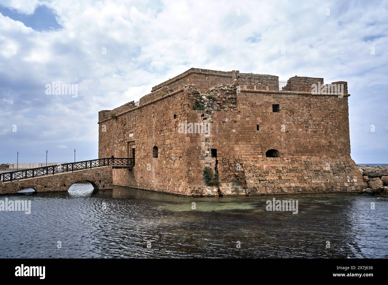 Ruinen einer mittelalterlichen Steinburg im Hafen von Paphos, Cypr Stockfoto