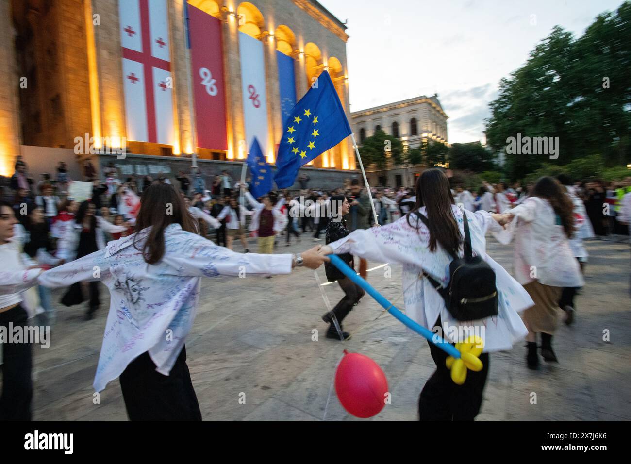 Tiflis, Georgien. Mai 2024, Tiflis, Georgien. Die Demonstranten halten Hände und rennen in einem Kreis vor dem georgischen Parlament. Credit: Jay Kogler/Alamy Live News Credit: Jay Kogler/Alamy Live News Stockfoto