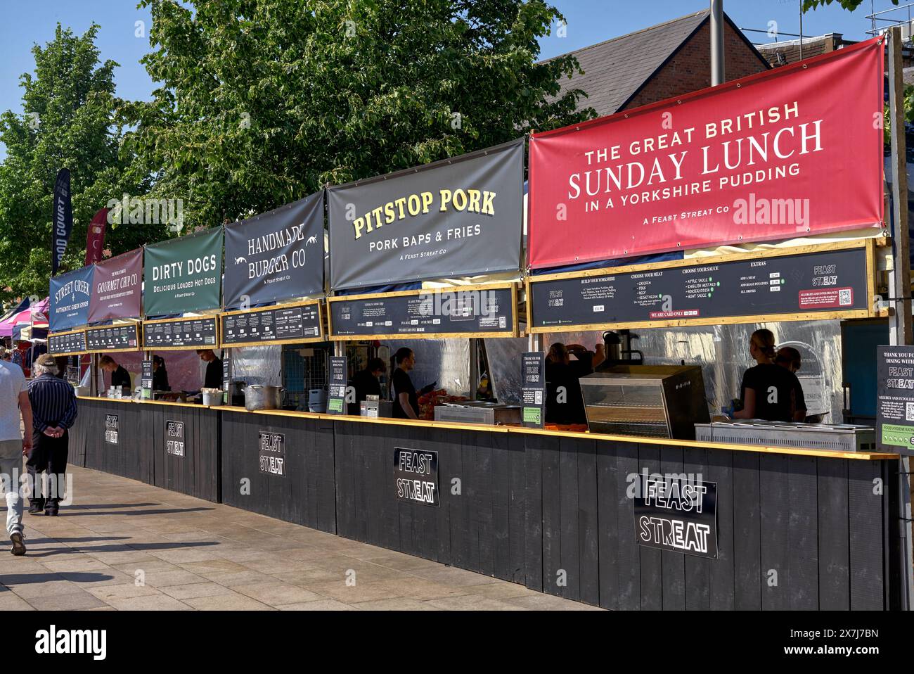 Street-Food-Kioske mit Schildern zur Kennzeichnung der Lebensmittelart. Stratford upon Avon England Großbritannien Stockfoto