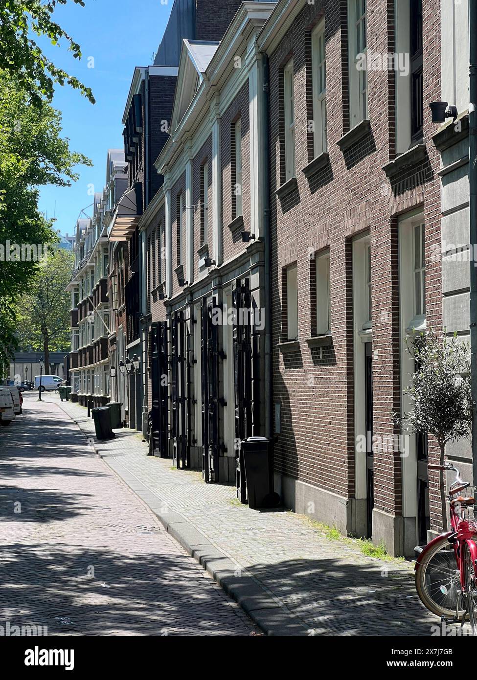 Scheveningen Dorf verkehrsberuhigte Seitenstraße in Scheveningen Dorf / Auto reduzierte Straße in Scheveningen Dorf, 14.5.2024 *** Dorf Scheveningen verkehrsberuhigte Seitenstraße in Scheveningen Dorf Auto reduzierte Straße in Scheveningen Dorf, 14 5 2024 Stockfoto