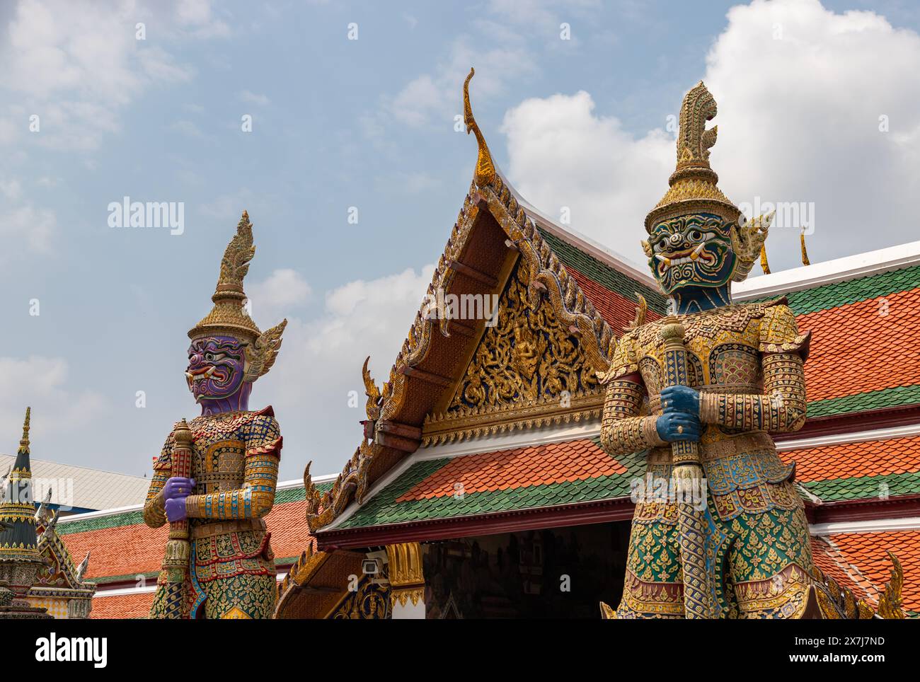 Ein Bild von zwei Kriegerstatuen im Großen Palast von Bangkok. Stockfoto