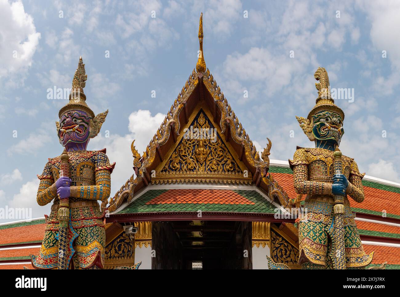 Ein Bild von zwei Kriegerstatuen im Großen Palast von Bangkok. Stockfoto