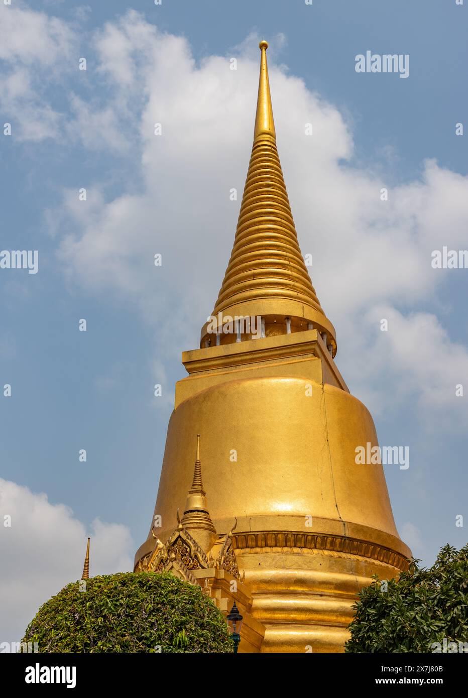 Ein Bild der Phra Siratana Chedi im Großen Palast. Stockfoto