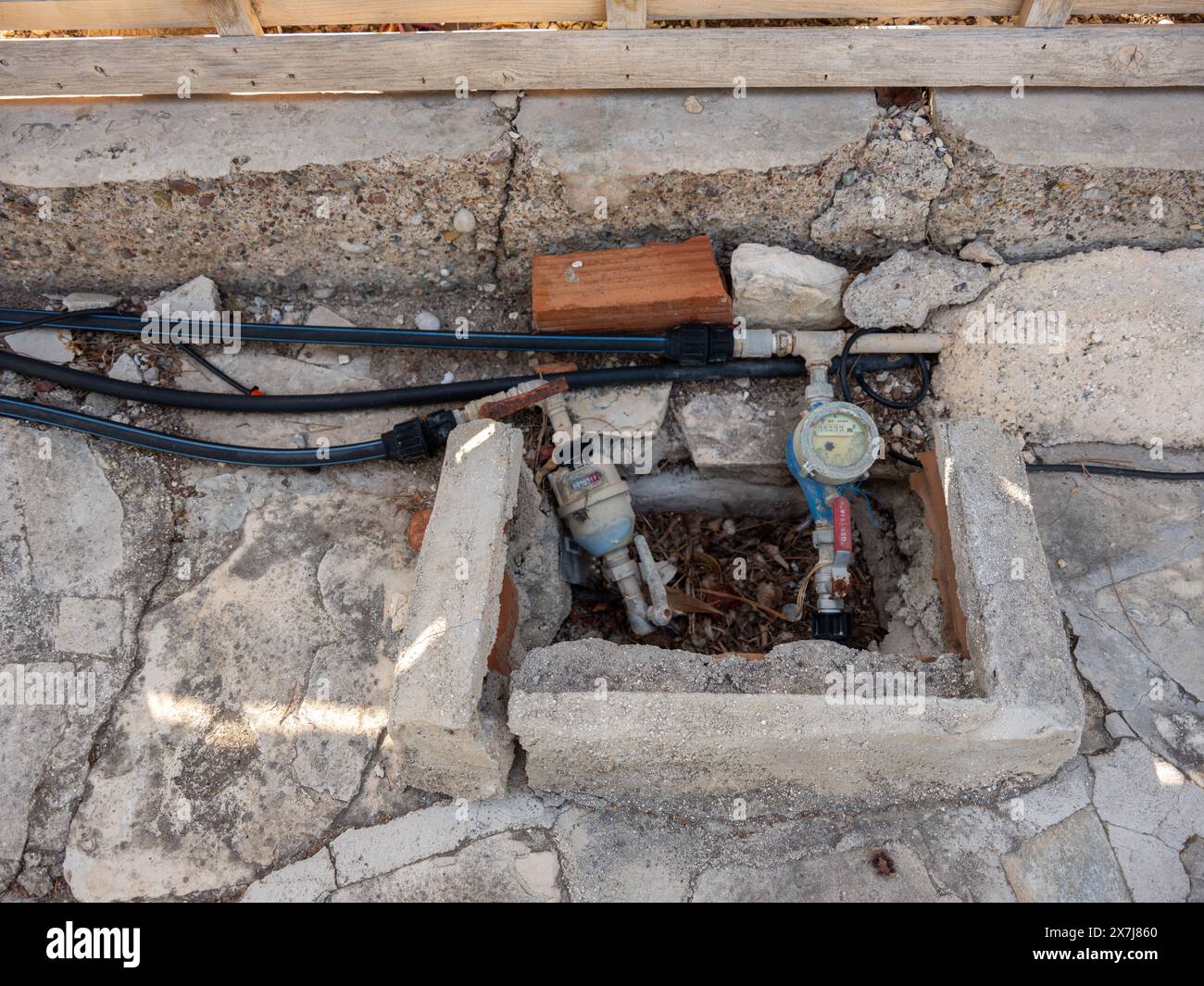 Mai 2024 - exponiertes Haus in Metern auf der Straße in der Nähe von Pafos, Zypern. Stockfoto