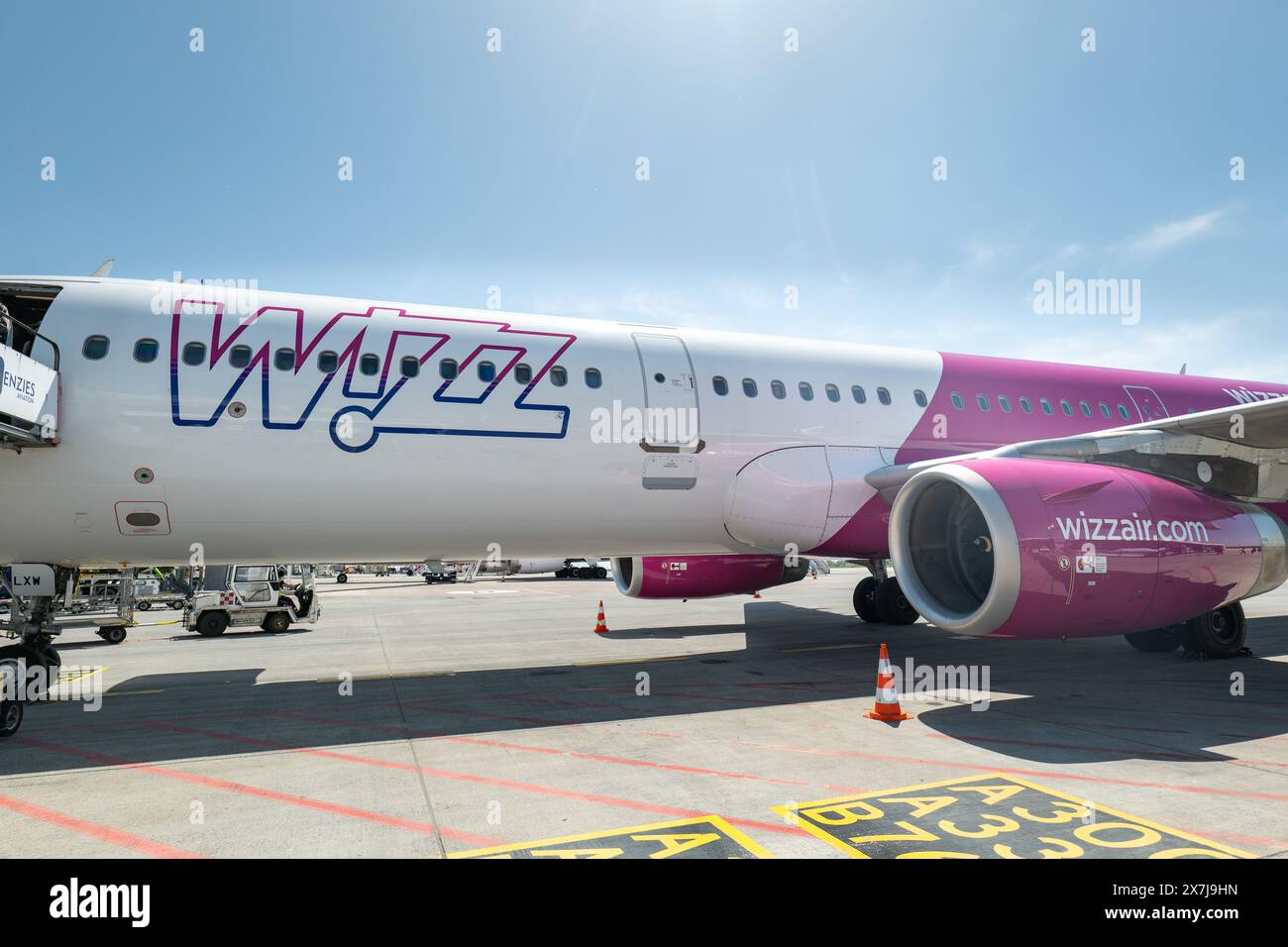 Budapest, Ungarn - 04.30.2024: Wizz Air Airbus-Flugzeuge auf der Landebahn in Budapest, Ungarn. Wizz Air Holdings ist ein ungarischer Ultra-Low-Cost-Carrier-Konzern Stockfoto