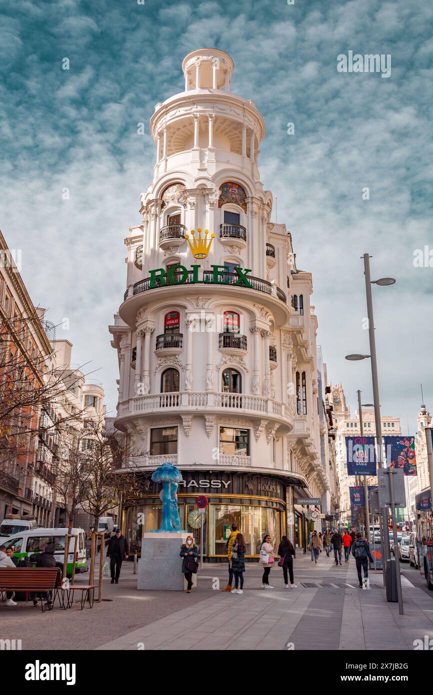 Madrid, Spanien - 16. FEBRUAR 2022: Die Gran Via ist eines der wichtigsten Einkaufsviertel Madrids, mit einer großen Anzahl an Hotels und Kinos. Stockfoto