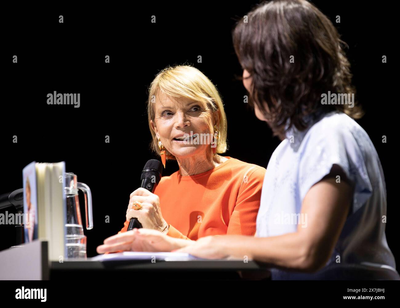 Helga Ursula „Uschi“ Glas ist eine deutsche Schauspielerin und Sängerin. Im Bild: (v.l.) Autorin Uschi Glas und Moderatorin Eva Pölzl anl. Eine Buchpräsentation, ein Schätzchen war ich nie' in Wien - Aspern. 14.05.2024 // Uschi Glas ist eine deutsche Schauspielerin, Autorin und Sängerin. Bild: Schauspielerin Uschi Glas und TV-Moderatorin Eva Pölzl während einer Buchpräsentation in Wien. Mai 2024 - 20240514 PD26974 Credit: APA-PictureDesk/Alamy Live News Stockfoto