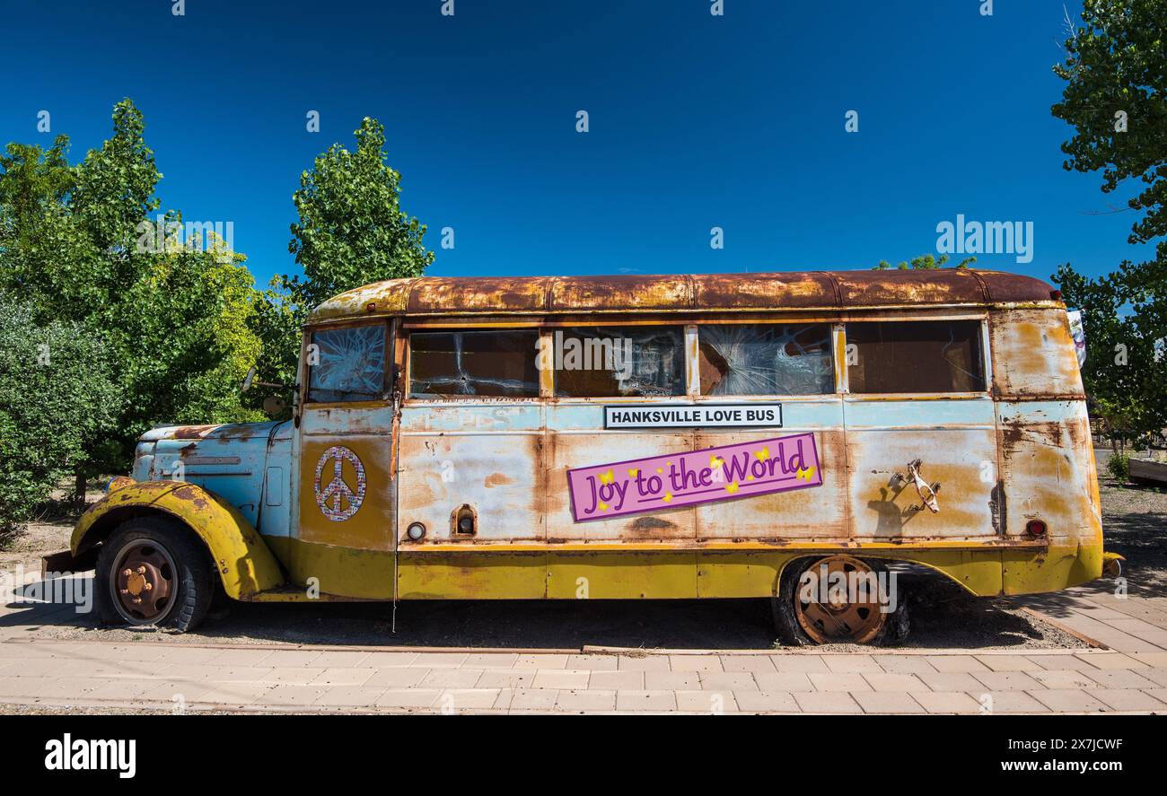 Der Bus aus der alten Schule wurde in einer kleinen Stadt zu Kunstwerken verwandelt. Stockfoto