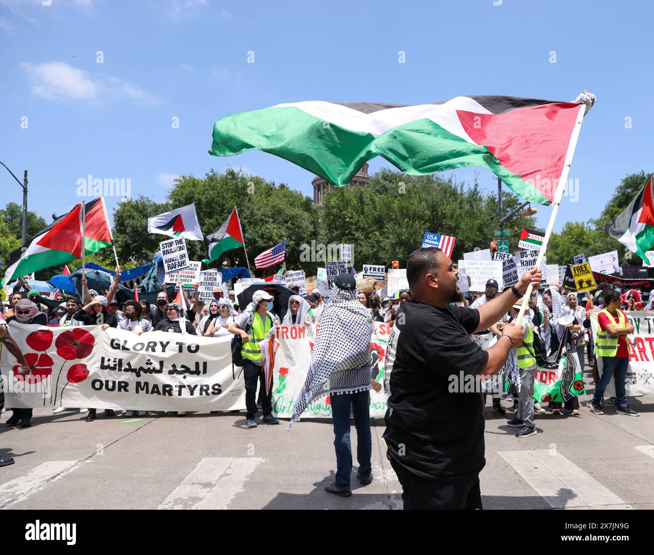 Austin, Usa . Mai 2024. Am 19. Mai 2024 versammeln sich Demonstranten vor dem Texas State Capitol in Austin, Texas. Palästinenser in ganz Texas führen Massenproteste am 76. Nakba-Tag als Reaktion auf den von den USA finanzierten Völkermord an Palästinensern in Gaza an. (Fotos von: Stephanie Tacy/SIPA USA) Credit: SIPA USA/Alamy Live News Stockfoto