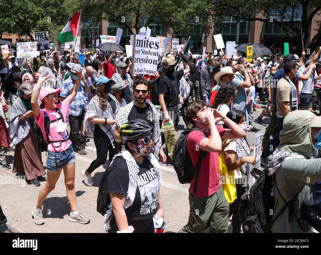 Austin, Usa . Mai 2024. Am 19. Mai 2024 versammeln sich Demonstranten vor dem Texas State Capitol in Austin, Texas. Palästinenser in ganz Texas führen Massenproteste am 76. Nakba-Tag als Reaktion auf den von den USA finanzierten Völkermord an Palästinensern in Gaza an. (Fotos von: Stephanie Tacy/SIPA USA) Credit: SIPA USA/Alamy Live News Stockfoto