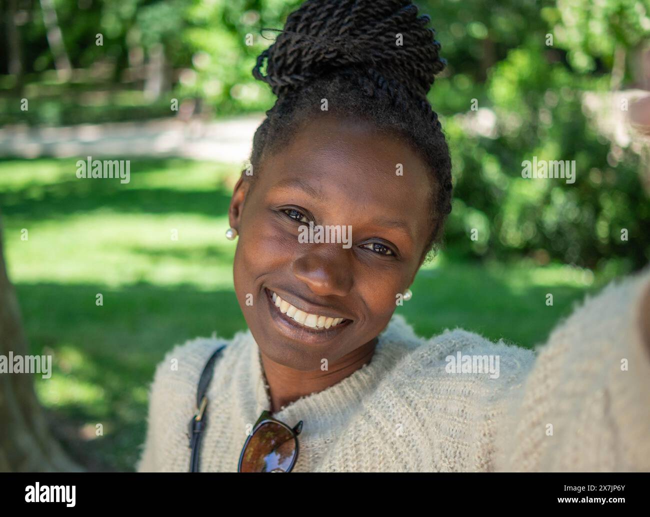 Junge Frau, die ein Selfie in einer natürlichen Umgebung macht Stockfoto