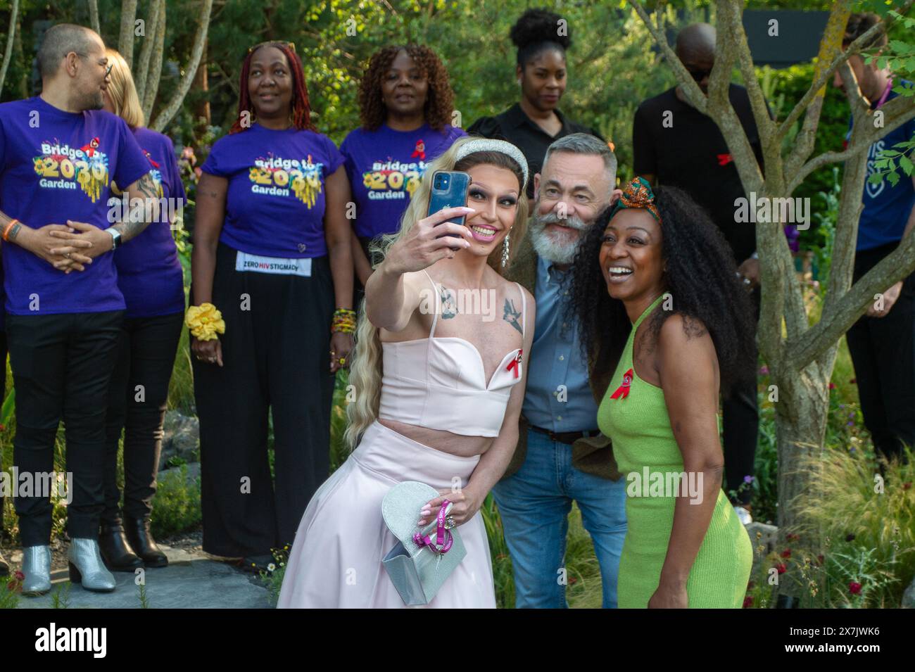 Chelsea, London, Großbritannien. Mai 2024. Terrence Higgins Trust Patron, Beverley Knight (R) und Mitbegründer Rupert Whitaker schlossen sich Joyful Noise an, einem Gemeindechor, in dem jeder gut mit HIV lebt. Er tritt auf der Terrence Higgins Trust Bridge to 2030 Show Garden bei der RHS Chelsea Flower Show in Chelsea, London, auf. die Fortschritte im Kampf gegen HIV zu würdigen. Quelle: Maureen McLean/Alamy Live News Stockfoto