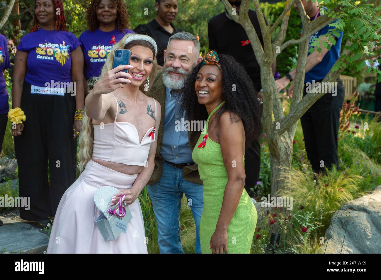 Chelsea, London, Großbritannien. Mai 2024. Terrence Higgins Trust Patron, Beverley Knight (R) und Mitbegründer Rupert Whitaker schlossen sich Joyful Noise an, einem Gemeindechor, in dem jeder gut mit HIV lebt. Er tritt auf der Terrence Higgins Trust Bridge to 2030 Show Garden bei der RHS Chelsea Flower Show in Chelsea, London, auf. die Fortschritte im Kampf gegen HIV zu würdigen. Quelle: Maureen McLean/Alamy Live News Stockfoto