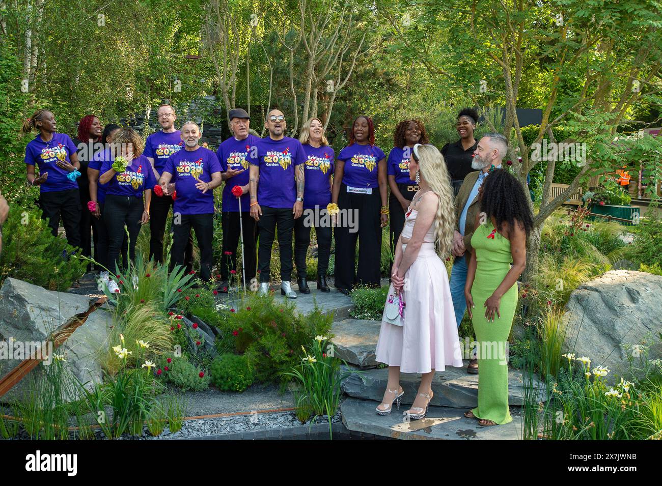 Chelsea, London, Großbritannien. Mai 2024. Joyful Noise, ein Gemeindechor, in dem jeder gut mit HIV lebt, tritt auf der Terrence Higgins Trust Bridge to 2030 Show Garden bei der RHS Chelsea Flower Show in Chelsea, London, auf, um die Fortschritte zu feiern, die im Kampf gegen HIV erzielt wurden. Sie wurden von Terrence Higgins Trust Patron, Beverley Knight und Mitbegründer Rupert Whitaker begleitet. Quelle: Maureen McLean/Alamy Live News Stockfoto