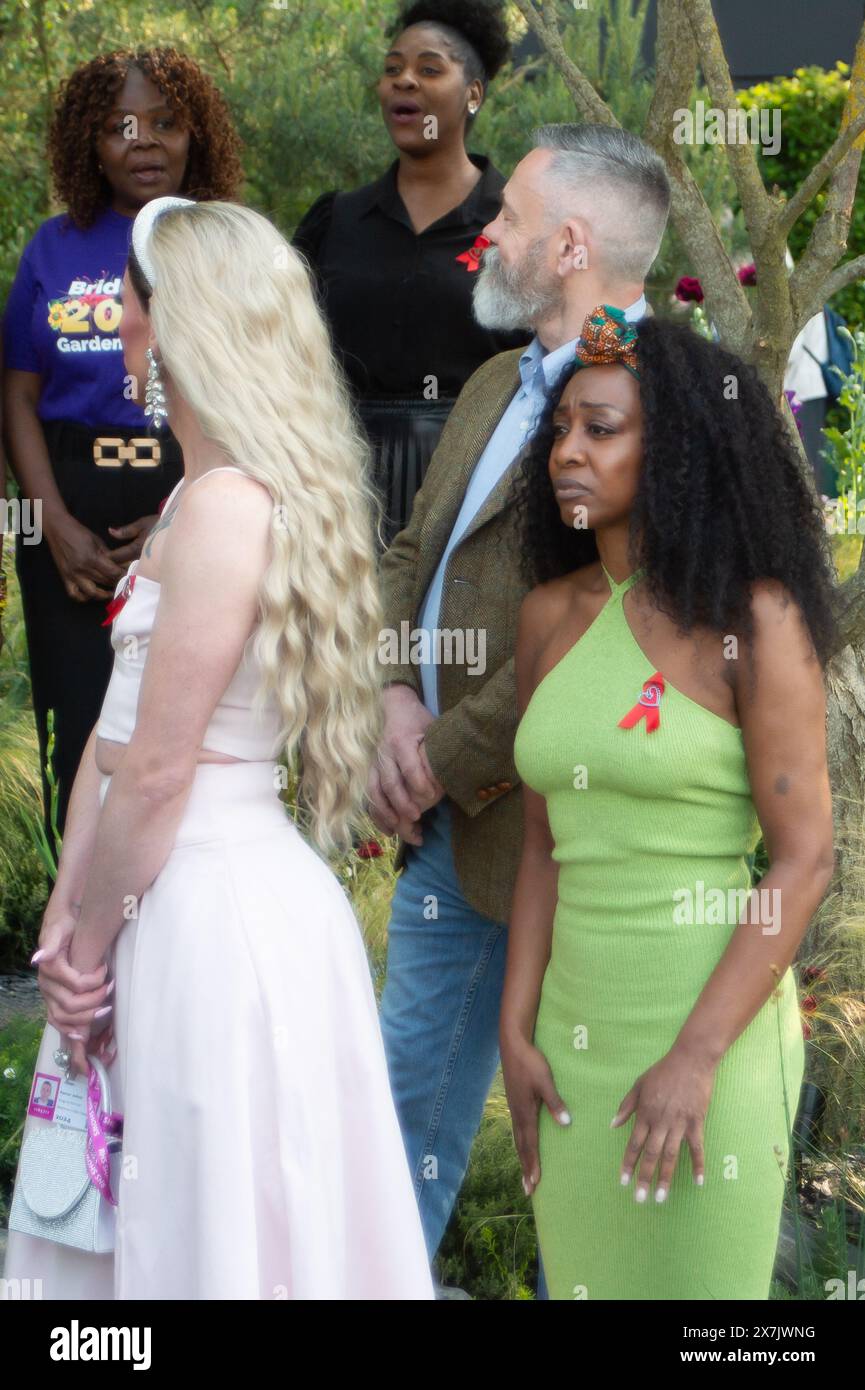 Chelsea, London, Großbritannien. Mai 2024. Terrence Higgins Trust Patron, Beverley Knight (R) und Mitbegründer Rupert Whitaker schlossen sich Joyful Noise an, einem Gemeindechor, in dem jeder gut mit HIV lebt. Er tritt auf der Terrence Higgins Trust Bridge to 2030 Show Garden bei der RHS Chelsea Flower Show in Chelsea, London, auf. die Fortschritte im Kampf gegen HIV zu würdigen. Quelle: Maureen McLean/Alamy Live News Stockfoto