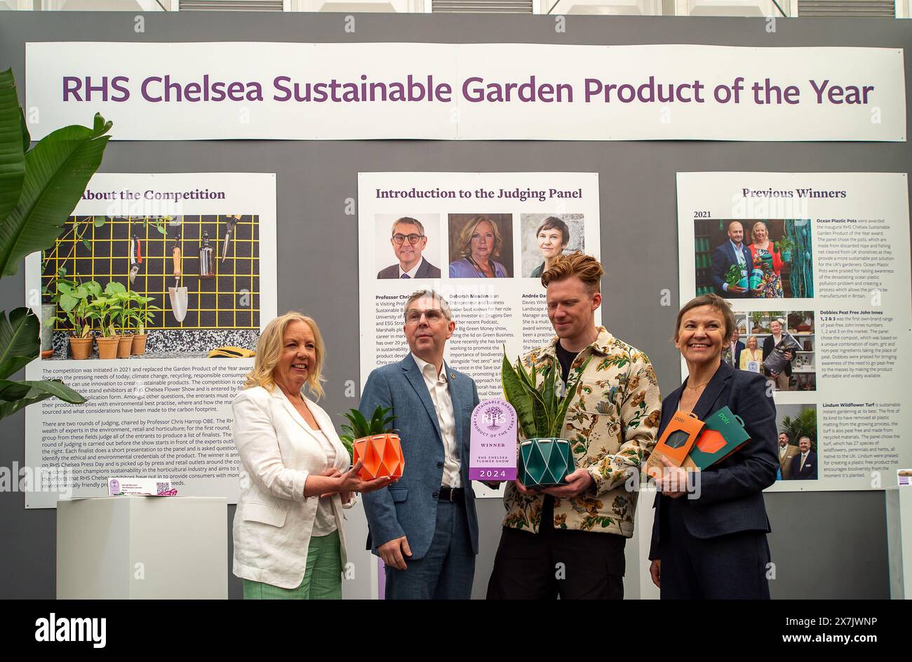 Chelsea, London, Großbritannien. Mai 2024. Star von BBC Dragon's den Deborah Meaden gibt 2024 den Gewinner des RHS Sustainable Garden Product of the Year bekannt. TÖPFE sind flache, selbstbewässernde Pflanzgefäße aus Abfall, die direkt durch Ihren Briefkasten geworfen werden können. Origami-Innovationen machen recycelten Kunststoff zu einem nachhaltigen, minimalen Topf, der entwickelt wurde, um das Rätselraten bei der Pflanzenpflege mithilfe des integrierten Bewässerungssystems zu vermeiden. Quelle: Maureen McLean/Alamy Live News Stockfoto