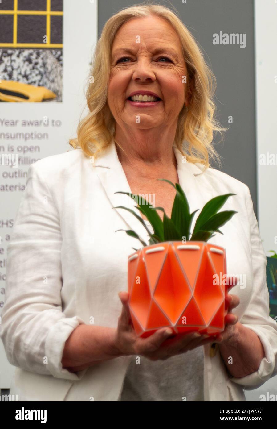 Chelsea, London, Großbritannien. Mai 2024. Star von BBC Dragon's den Deborah Meaden gibt 2024 den Gewinner des RHS Sustainable Garden Product of the Year bekannt. TÖPFE sind flache, selbstbewässernde Pflanzgefäße aus Abfall, die direkt durch Ihren Briefkasten geworfen werden können. Origami-Innovationen machen recycelten Kunststoff zu einem nachhaltigen, minimalen Topf, der entwickelt wurde, um das Rätselraten bei der Pflanzenpflege mithilfe des integrierten Bewässerungssystems zu vermeiden. Quelle: Maureen McLean/Alamy Live News Stockfoto