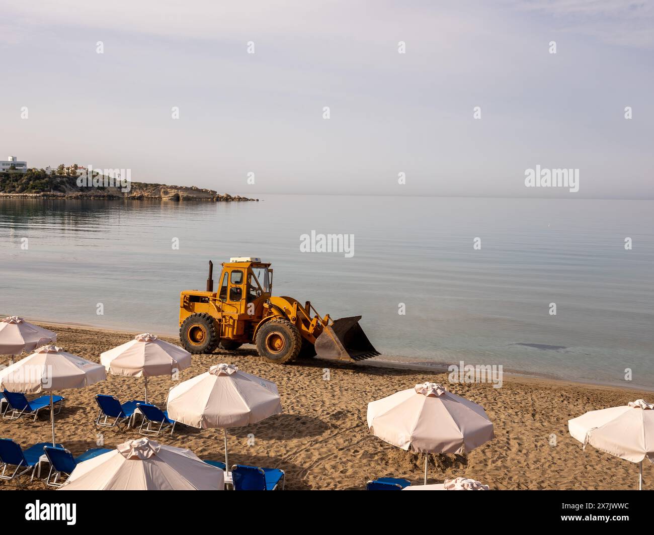 Mai 2024: Große Maschine räumt den Strand in Coral Bay, Pegeia, Pafos, Zypern. Stockfoto