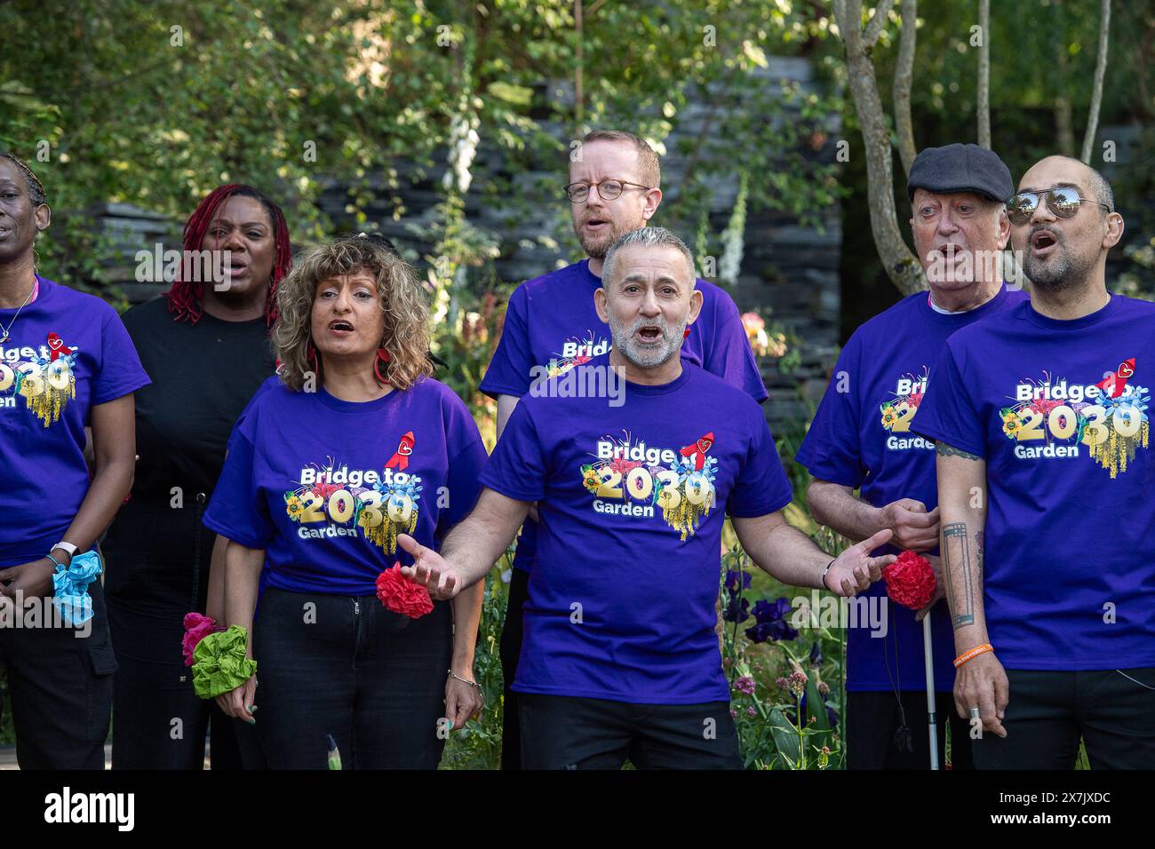 Chelsea, London, Großbritannien. Mai 2024. Joyful Noise, ein Gemeindechor, in dem jeder gut mit HIV lebt, tritt auf der Terrence Higgins Trust Bridge to 2030 Show Garden bei der RHS Chelsea Flower Show in Chelsea, London, auf, um die Fortschritte zu feiern, die im Kampf gegen HIV erzielt wurden. Sie wurden von Terrence Higgins Trust Patron, Beverley Knight und Mitbegründer Rupert Whitaker begleitet. Quelle: Maureen McLean/Alamy Live News Stockfoto