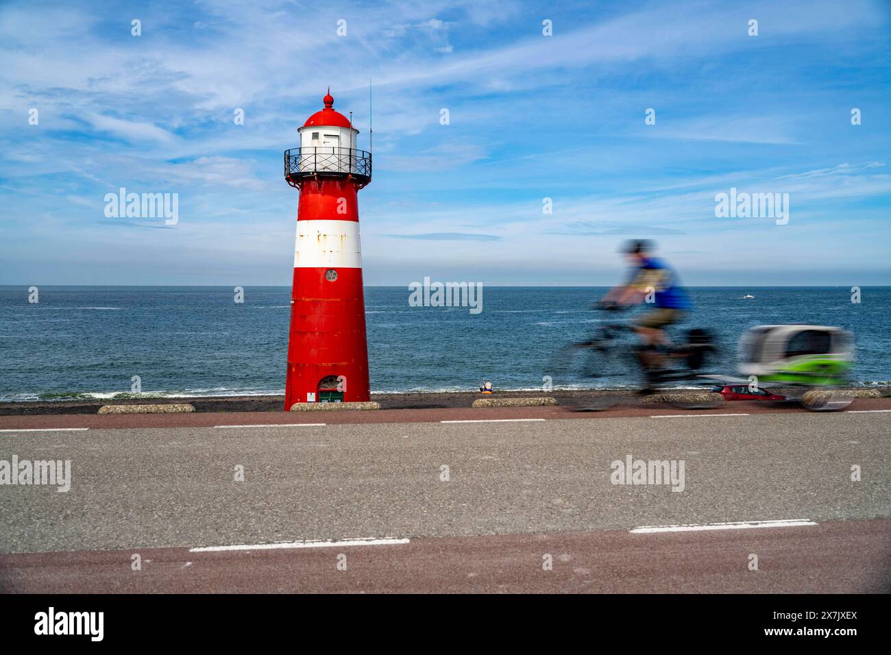 Nordseedeich bei Westkapelle, Leuchtturm Westkapelle Laag, Radfahrer auf dem Radweg Zeeuwse Wind Route, Anhänger für Hunde, Provinz Zeeland, Halbinsel Walcheren, Niederlande, Radweg am Meer *** Nordseedeich bei Westkapelle, Leuchtturm Westkapelle Laag, Radfahrer auf dem Zeeuwse Windweg Radweg, Anhänger für Hunde, Provinz Zeeland, Halbinsel Walcheren, Niederlande, Radweg am Meer Stockfoto