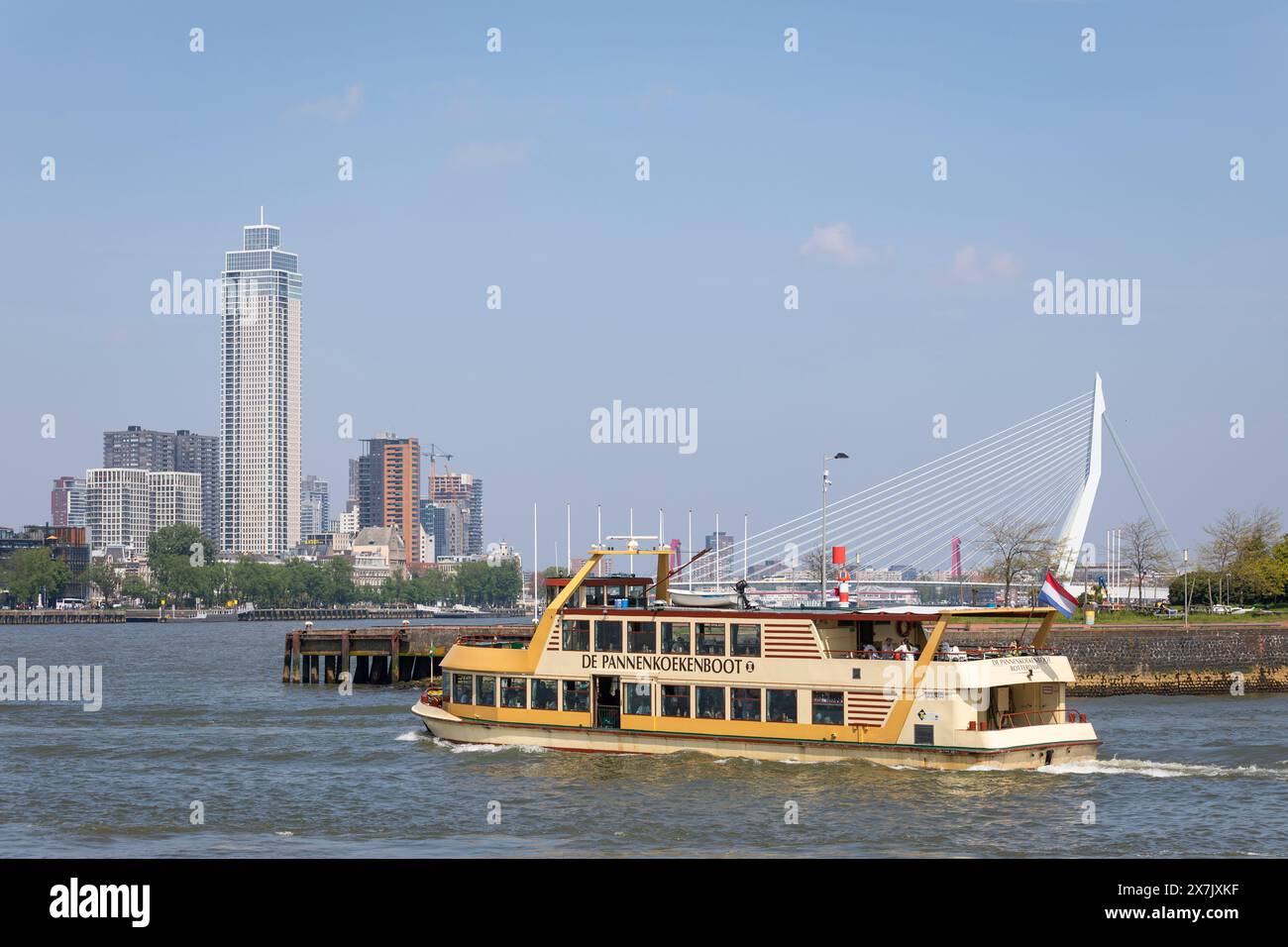 Sightseeing Boot und Pfannkuchenrestaurant Segeln auf der Maas im Hafen von Rotterdam, Niederlande Stockfoto