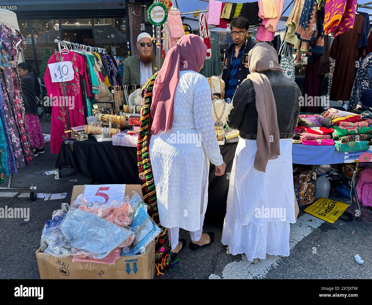 Frauen kaufen Kleidung und Schmuck auf der Bangladeshi Street Fair im Stadtteil Kensington in Brooklyn, New York Stockfoto