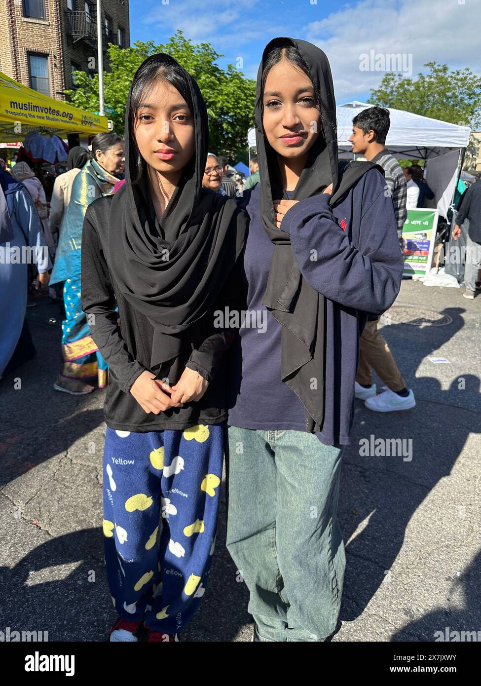 Mädchen im Teenageralter aus Bangladesch posieren zum Fotografieren auf einer Messe in Bangladesch im Stadtteil Kensington in Brooklyn, New York. Stockfoto