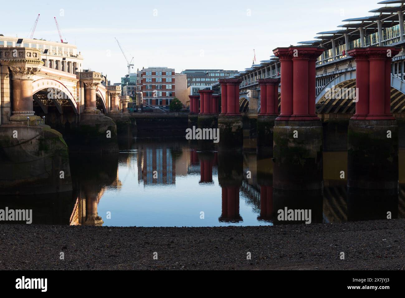 Brücken über die Themse in London an einem sonnigen Sommertag Stockfoto