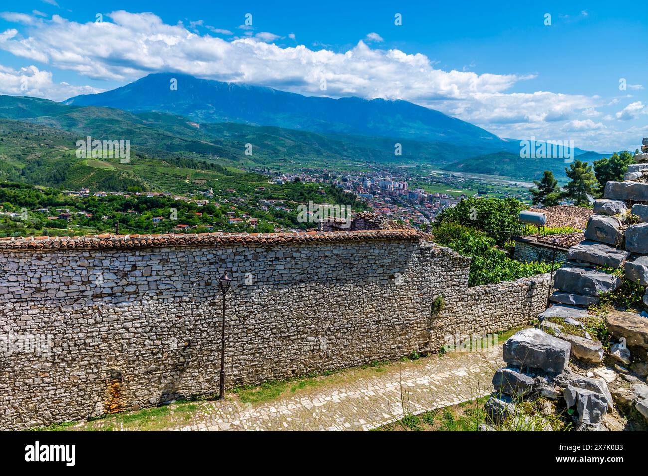 Blick über eine Mauer im Schloss über der Stadt Berat, Albanien im Sommer Stockfoto