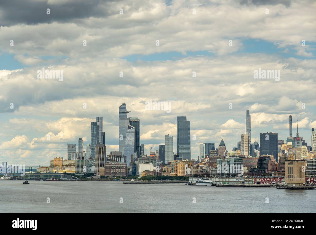 New York, NY, USA - 1. August 2023: 30 Hudson Yards und andere Wolkenkratzer unter blauer Wolkenlandschaft. Vom Chelsey golfclub zum Holland Tunnel Lüftungssysteme Stockfoto