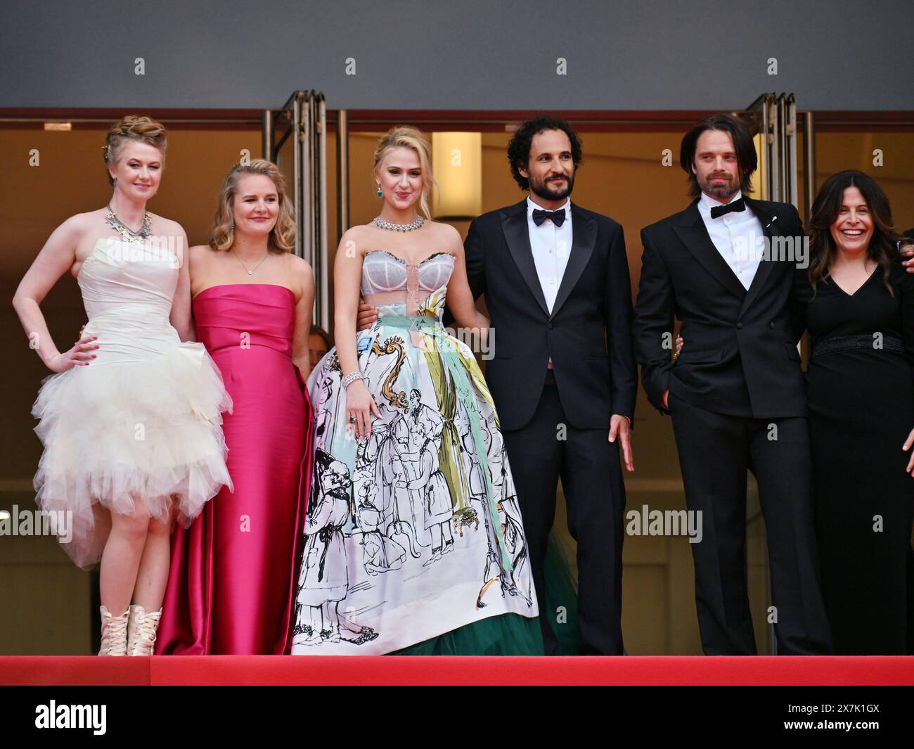 Cannes, Frankreich. Mai 2024. Cannes, 77. Cannes Filmfestival 2024, siebter Abend - Roter Teppichfilm "der Lehrling" - auf dem Foto: Julianne Forde, Ruth Treacy, Maria Bakalova, Ali Abbasi, Sebastian Stan und Amy Bär Credit: Independent Photo Agency/Alamy Live News Stockfoto