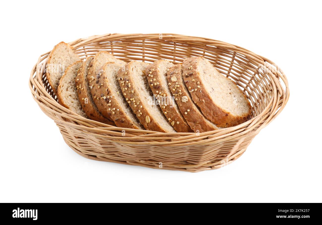 Scheiben frisches hausgemachtes Brot im Korb isoliert auf weiß Stockfoto