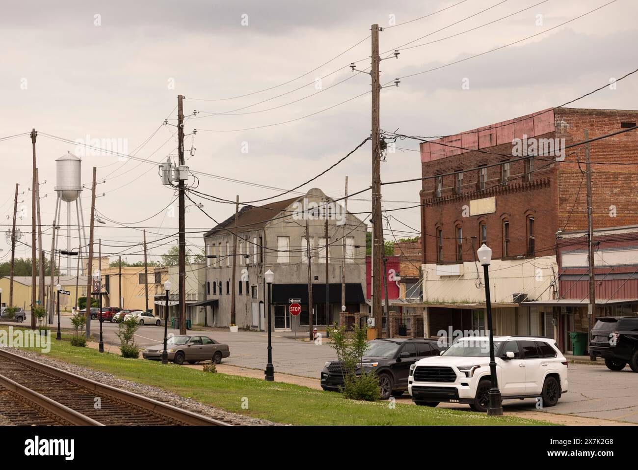 Rayville, Louisiana, USA - 24. April 2024: Bewölktes Nachmittagslicht erstrahlt in der historischen Innenstadt. Stockfoto