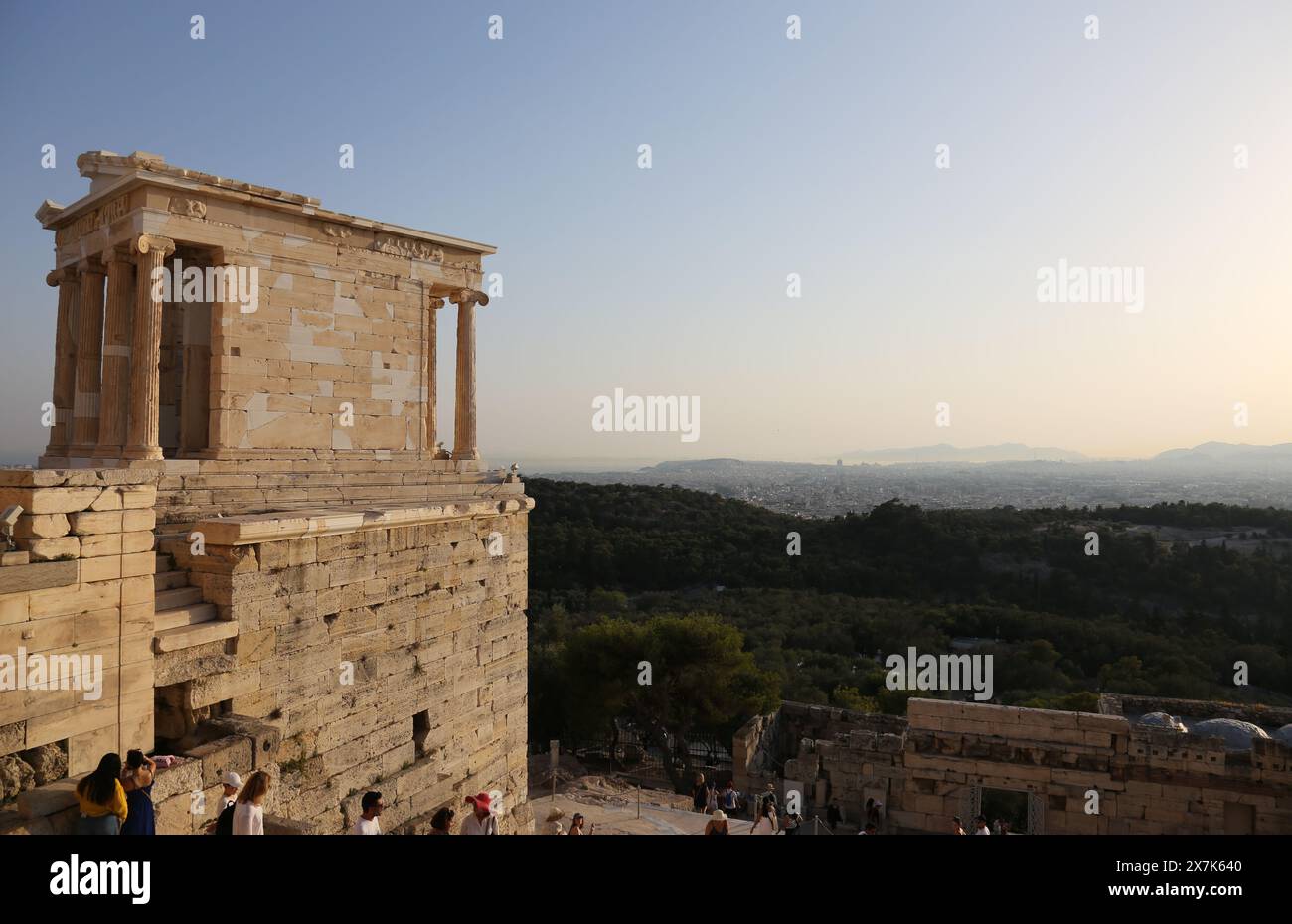 Der Tempel der Athena Nike befindet sich am östlichen Eingang der Akropolis von Athen, Griechenland. Stockfoto