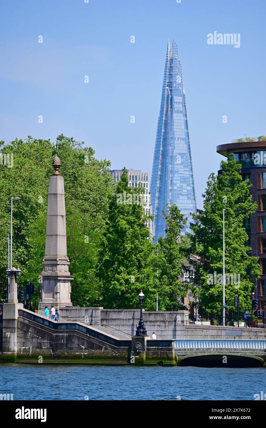 Blick auf die Shard von Millbank am Ufer der Themse, London Stockfoto