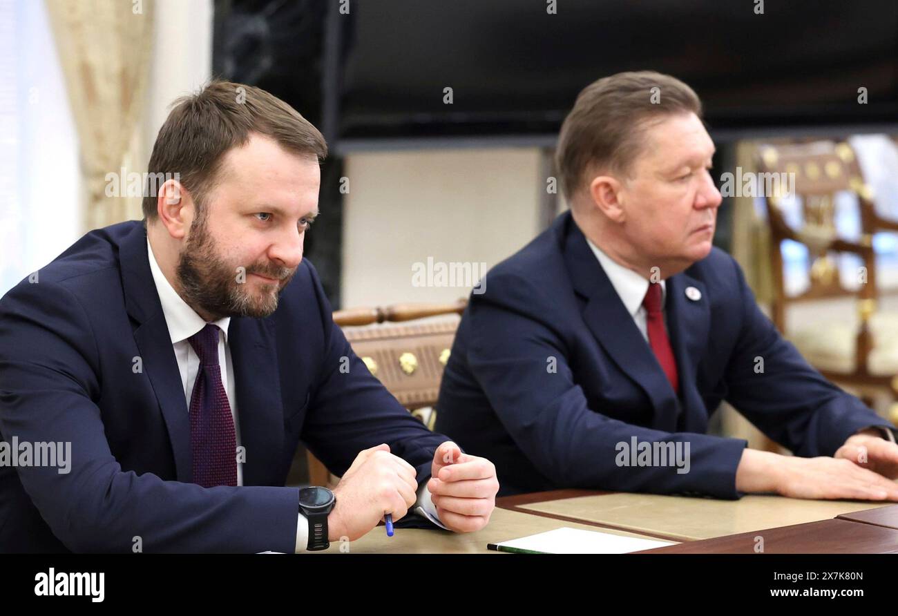 Moskau, Russland. Mai 2024. Der stellvertretende Stabschef des Präsidialexekutivbüros Maxim Oreshkin, links, und der CEO von Gazprom Alexei Miller, rechts, hören Präsident Wladimir Putin während eines persönlichen Treffens über die Entwicklung der Brennstoff- und Energieindustrie im Kreml am 20. Mai 2024 in Moskau zu. Quelle: Alexander Kazakov/Kreml Pool/Alamy Live News Stockfoto