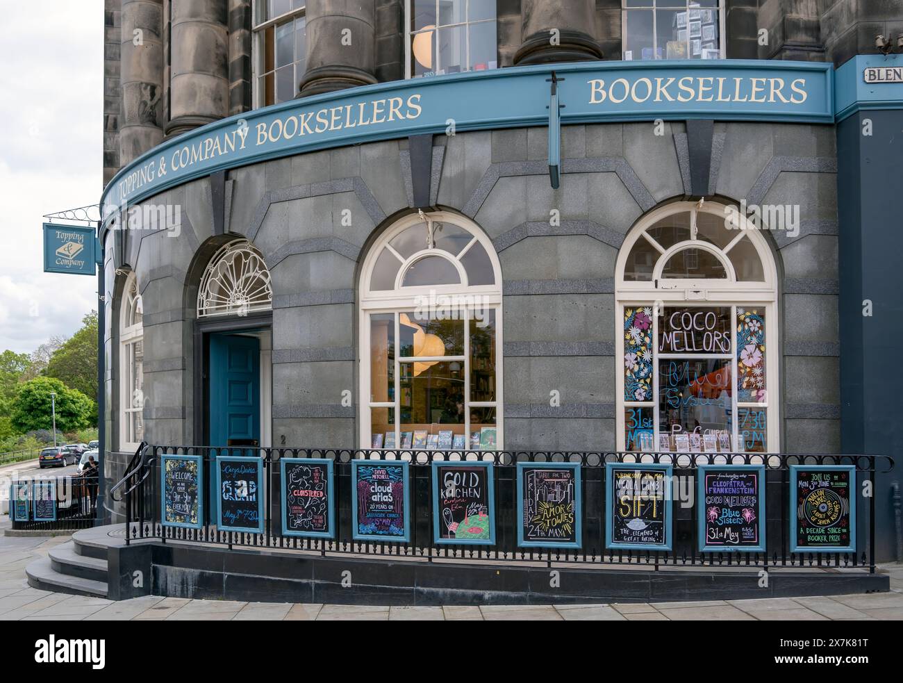 Topping & Company Booksellers, Blenheim Place, Edinburgh – ein unabhängiger Buchladen, der zum literarischen Erbe und zum Tourismus der Stadt beiträgt. Stockfoto