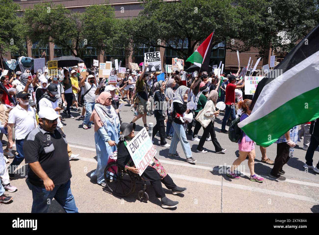 Austin, Usa . Mai 2024. Am 19. Mai 2024 versammeln sich Demonstranten vor dem Texas State Capitol in Austin, Texas. Palästinenser in ganz Texas führen Massenproteste am 76. Nakba-Tag als Reaktion auf den von den USA finanzierten Völkermord an Palästinensern in Gaza an. (Fotos von: Stephanie Tacy/SIPA USA) Credit: SIPA USA/Alamy Live News Stockfoto