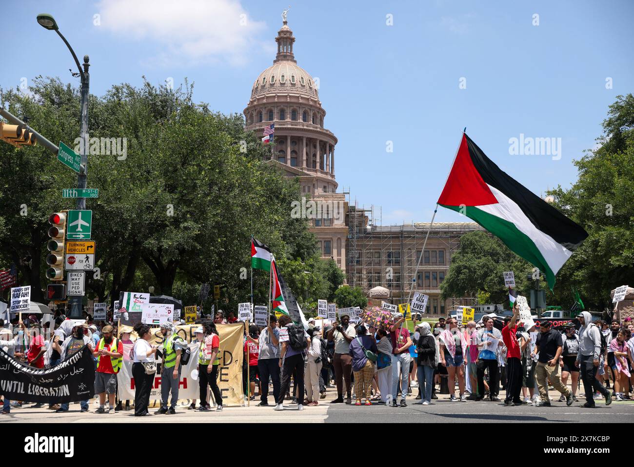 Austin, Usa . Mai 2024. Am 19. Mai 2024 versammeln sich Demonstranten vor dem Texas State Capitol in Austin, Texas. Palästinenser in ganz Texas führen Massenproteste am 76. Nakba-Tag als Reaktion auf den von den USA finanzierten Völkermord an Palästinensern in Gaza an. (Fotos von: Stephanie Tacy/SIPA USA) Credit: SIPA USA/Alamy Live News Stockfoto
